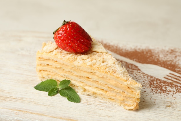 Tabuleiro com pedaço de bolo Napoleão com morango