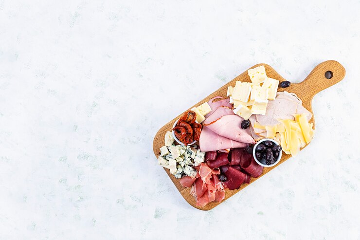 Foto tabuleiro de antepastos com presunto, queijo e azeitonas