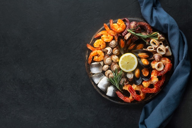 Foto tabuleiro de charcutaria de frutos do mar com camarão
