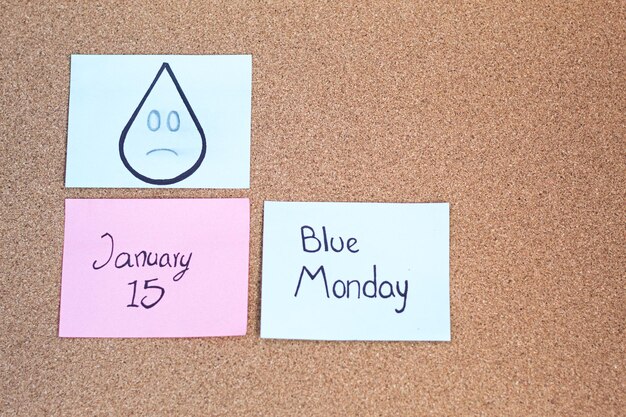 Foto tabuleiro de cortiça com notas para a segunda-feira azul 15 de janeiro de 2024 tristeza agenda sentimental