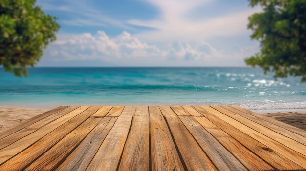 Foto tabuleiro de madeira vazio em cima da mesa borrado fundo do céu do mar