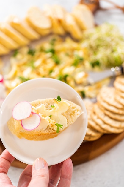 Foto tabuleiro de manteiga com legumes e pão