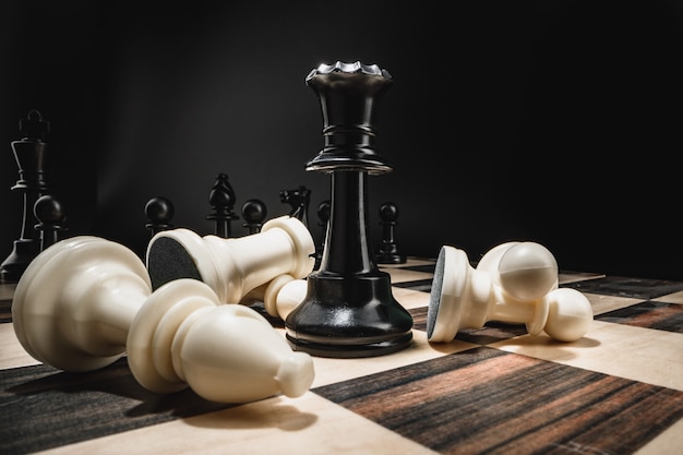 Tabuleiro de xadrez com figuras em macro escuro