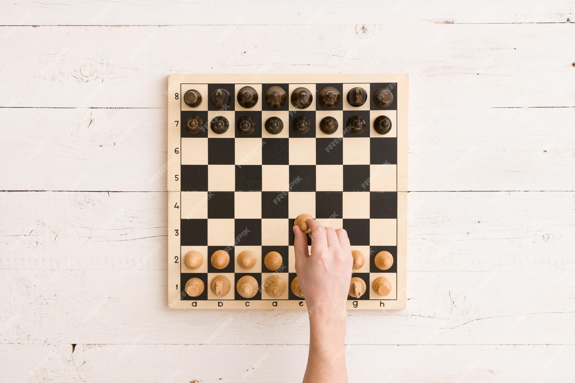 tabuleiro de xadrez com figuras. xadrez de madeira. jogos de tabuleiro.  localização dos adversários. contra-estratégia. peões 13970638 Foto de  stock no Vecteezy