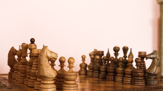 Tabuleiro de xadrez de madeira com peças de xadrez de madeira marrom.