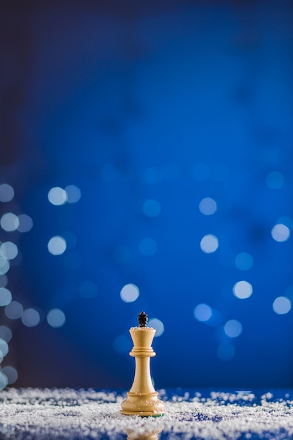 Tabuleiro de xadrez e peças de xadrez em um jogo de tabuleiro de estratégia de inteligência de cartão postal de natal ou ano novo