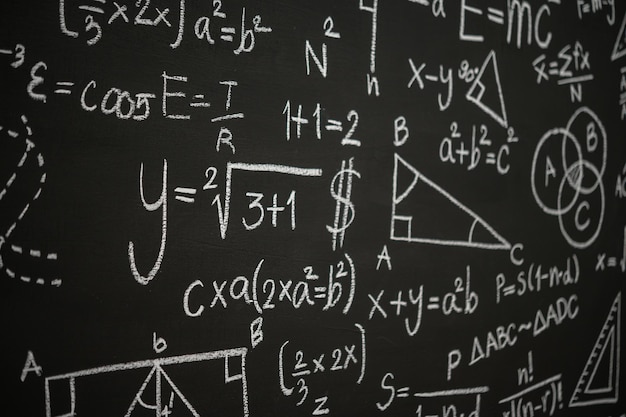Tabuleiro inscrito com fórmulas e cálculos científicos em física matemática e circuitos elétricos História científica e educacional