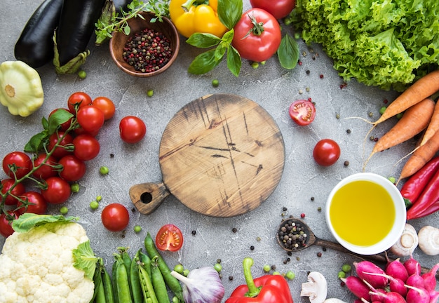 Tabuleiro vazio e legumes frescos em um concreto