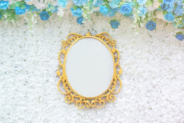 Foto tabuleta em branco da textura do casamento, disposição criativa com texto e flores.