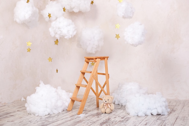 Taburete de escalera de madera con nubes en la habitación de los niños. Estilo escandinavo Habitación rústica interior. Decoraciones navideñas.