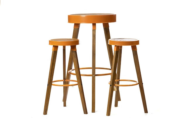 Taburetes de bar minimalistas de madera sobre un fondo blanco
