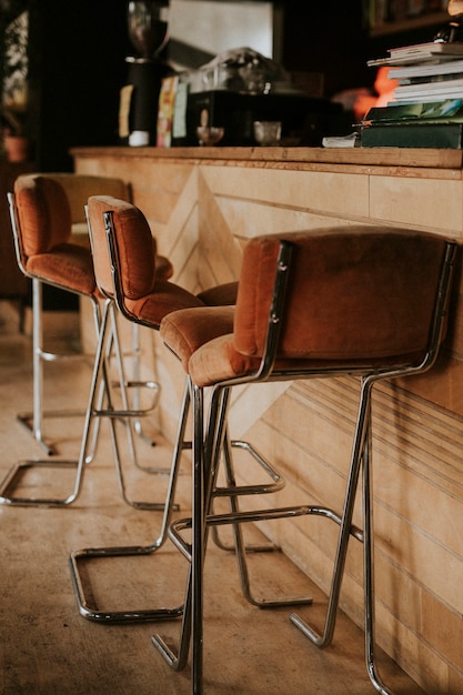 Taburetes blandos marrones en un café