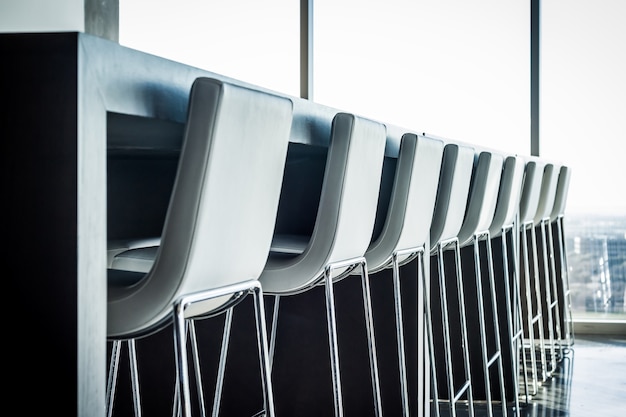 Taburetes modernos de cafetería br en una fila