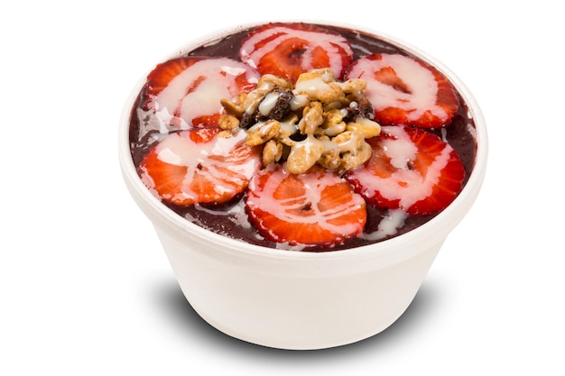 Taça açaí. famosa fruta brasileira da amazônia com morango