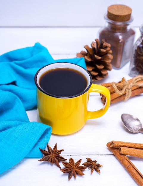 Taça amarela com café preto