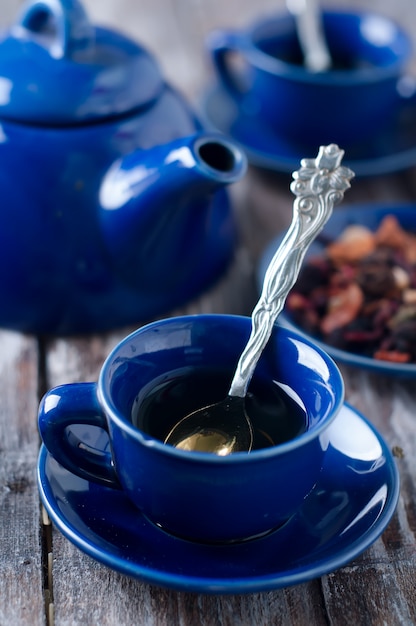 Taça azul de chá.