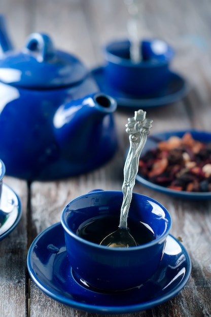 Taça azul de chá.