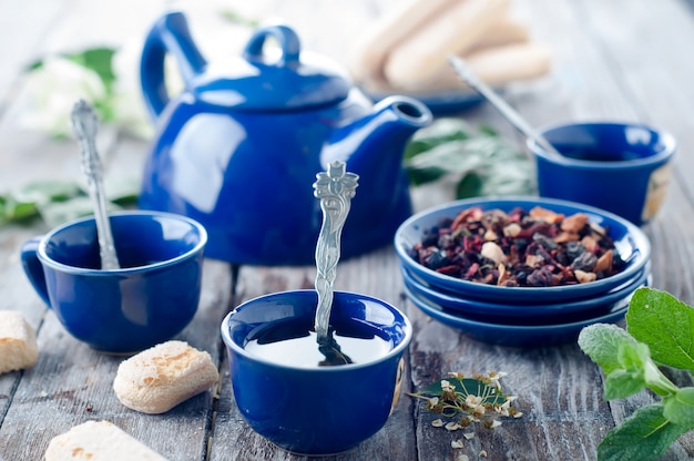 Taça azul de chá.