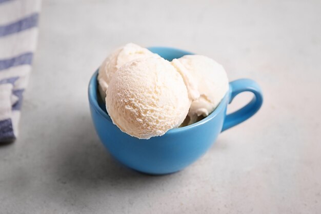 Taça com delicioso sorvete de baunilha na mesa