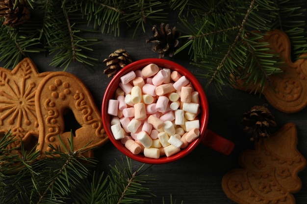 Taça com marshmallows e biscoitos de Natal na mesa