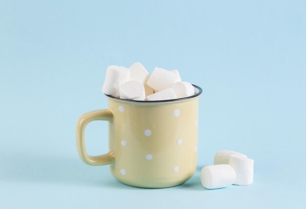 Taça com marshmallows em fundo azul