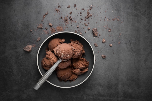 Taça com sorvete com sabor de chocolate