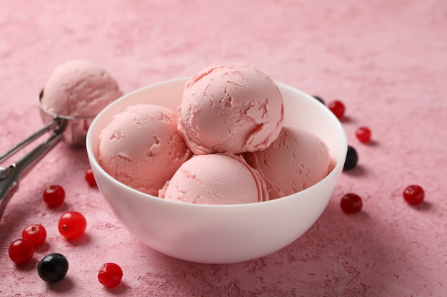 Taça com sorvete e frutas no rosa, close-up