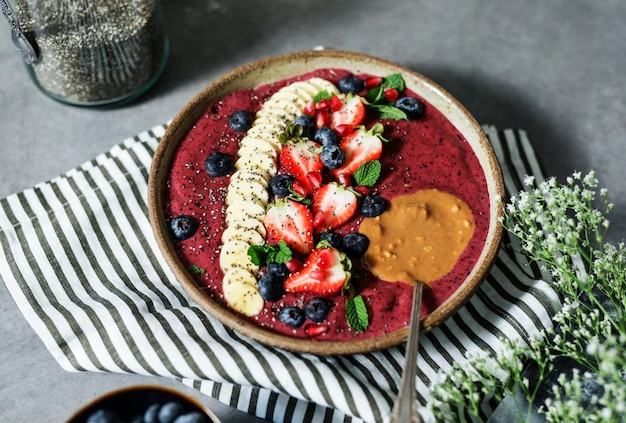 Taça de Açaí preenchida com bons antioxidantes