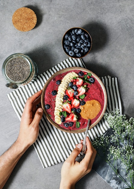 Taça de açaí preenchida com bons antioxidantes