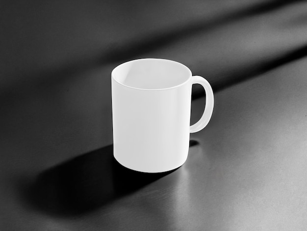 Taça de café branca com sombra dramática
