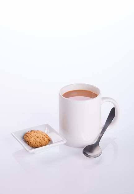 Foto taça de café e biscoitos contra fundo branco