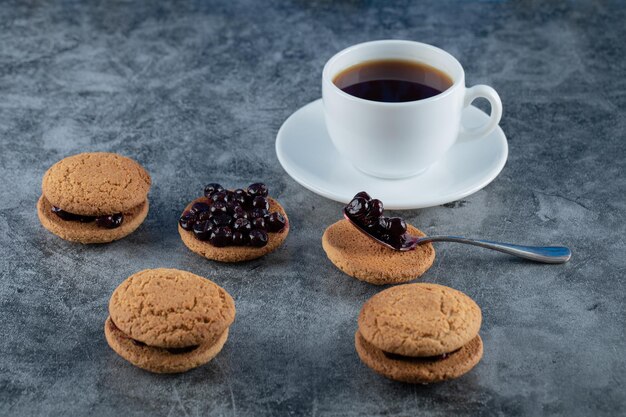 Taça de café e biscoitos na mesa
