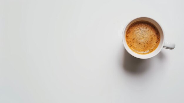 Taça de café em fundo branco plano