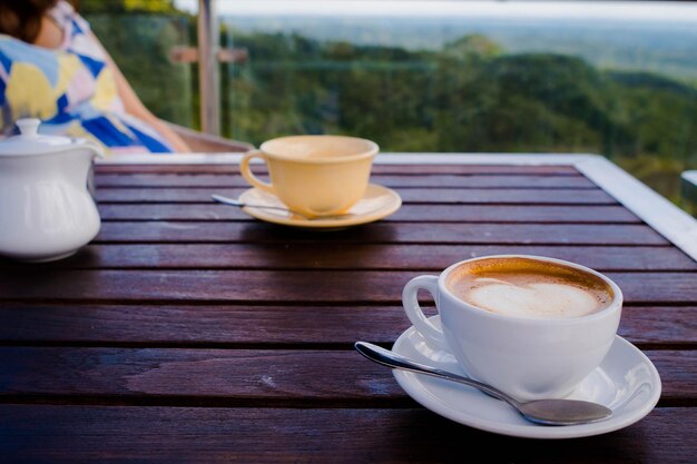 Foto taça de café em mesa de madeira