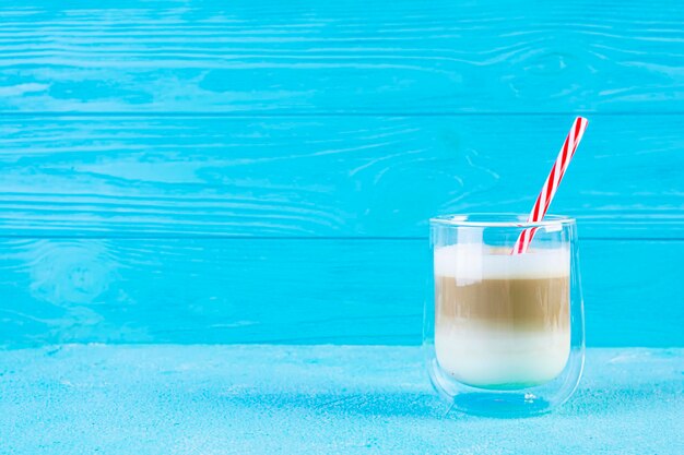 Foto taça de café macchiato beber café quente em fundo azul