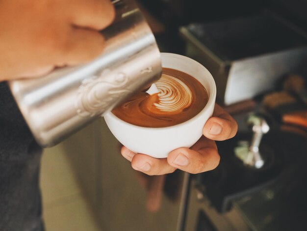 Taça de café na mão