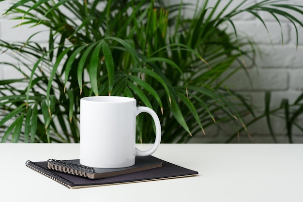 Taça de café na mesa contra a parede de tijolos
