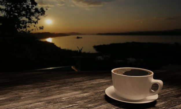 Taça de café na mesa contra o céu durante o pôr do sol