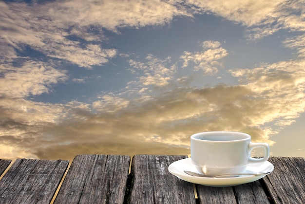 Taça de café na mesa contra o céu