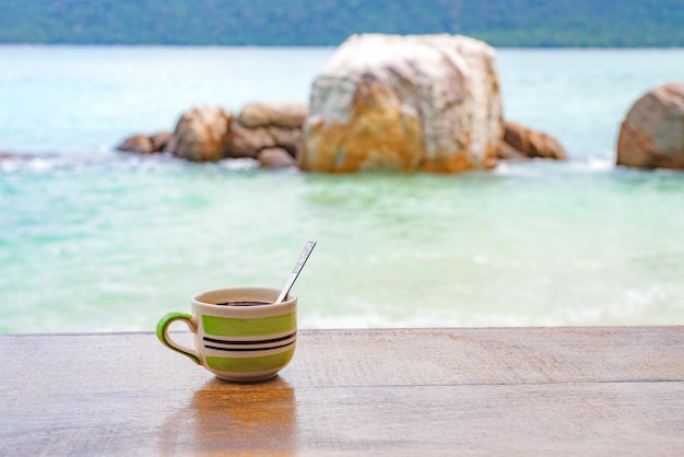 Foto taça de café na mesa do mar