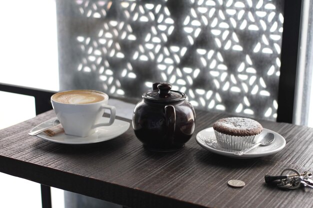 Foto taça de café na mesa.