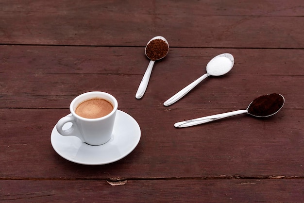 Foto taça de café na mesa.