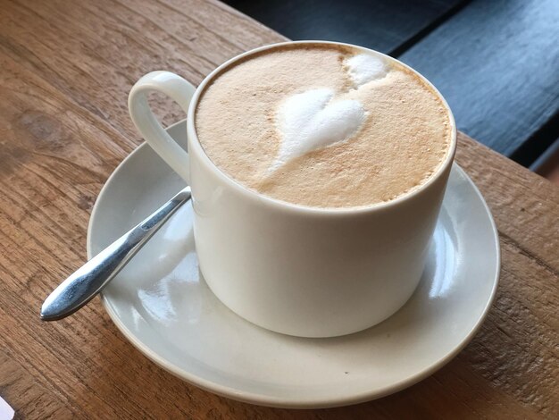 Foto taça de café na mesa.