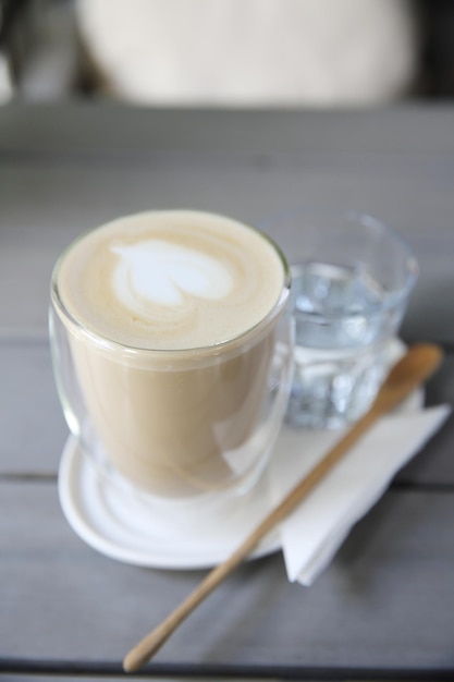 Taça de café na mesa.