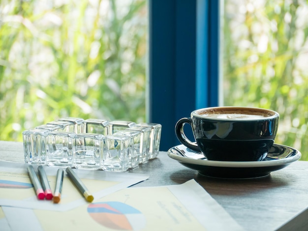 Foto taça de café na mesa.