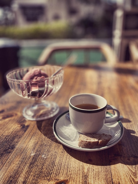 Foto taça de café na mesa.