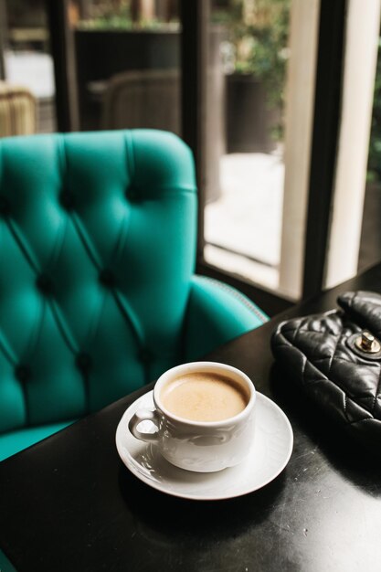 Foto taça de café na mesa.