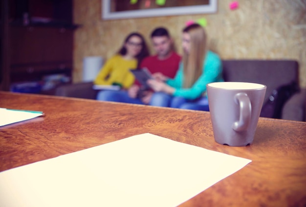 Foto taça de café na mesa.