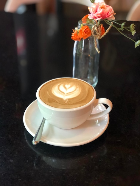 Foto taça de café na mesa.