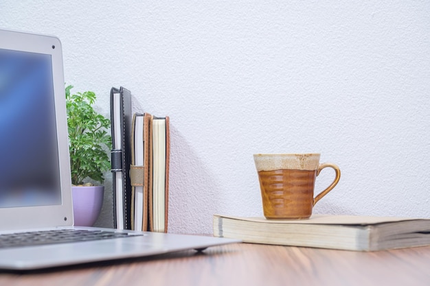 Taça de café na mesa.